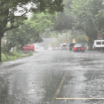 Onda tropical provocará lluvias fuertes y tormentas este sábado, mientras el calor persistirá en todo el país