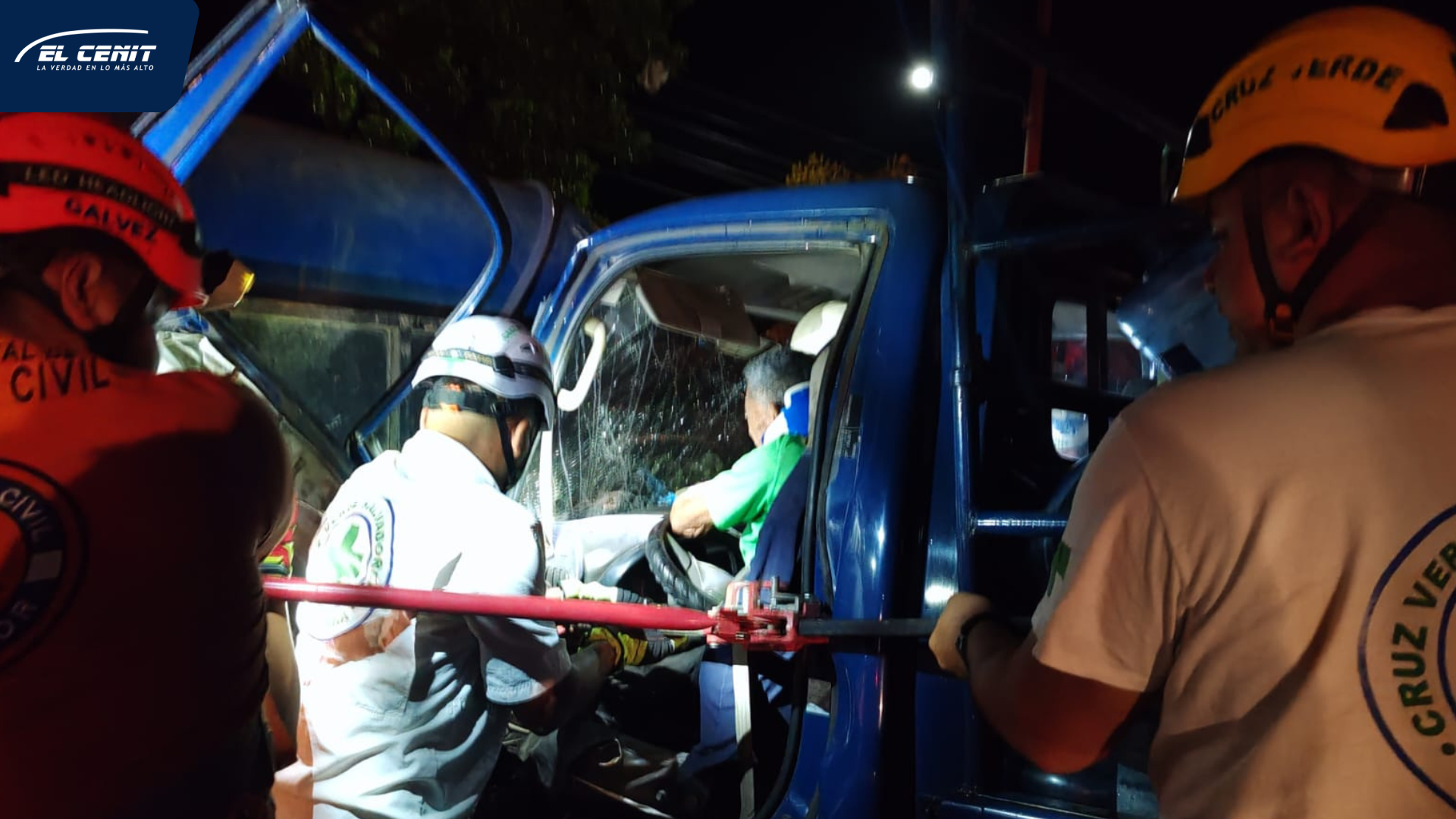 Socorristas liberan a conductor atrapado en percance vial en redondel Santa María