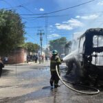 Bomberos controlan incendio en bus del transporte público en Santa Ana