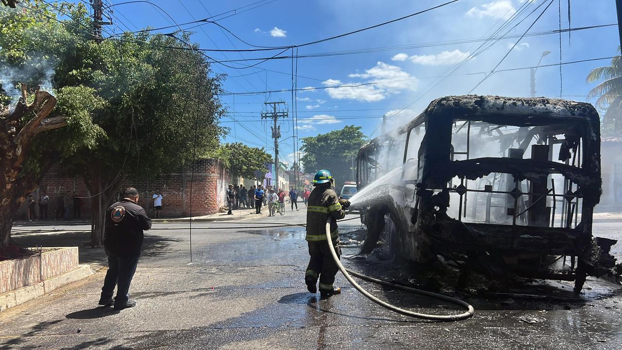 Bomberos controlan incendio en bus del transporte público en Santa Ana