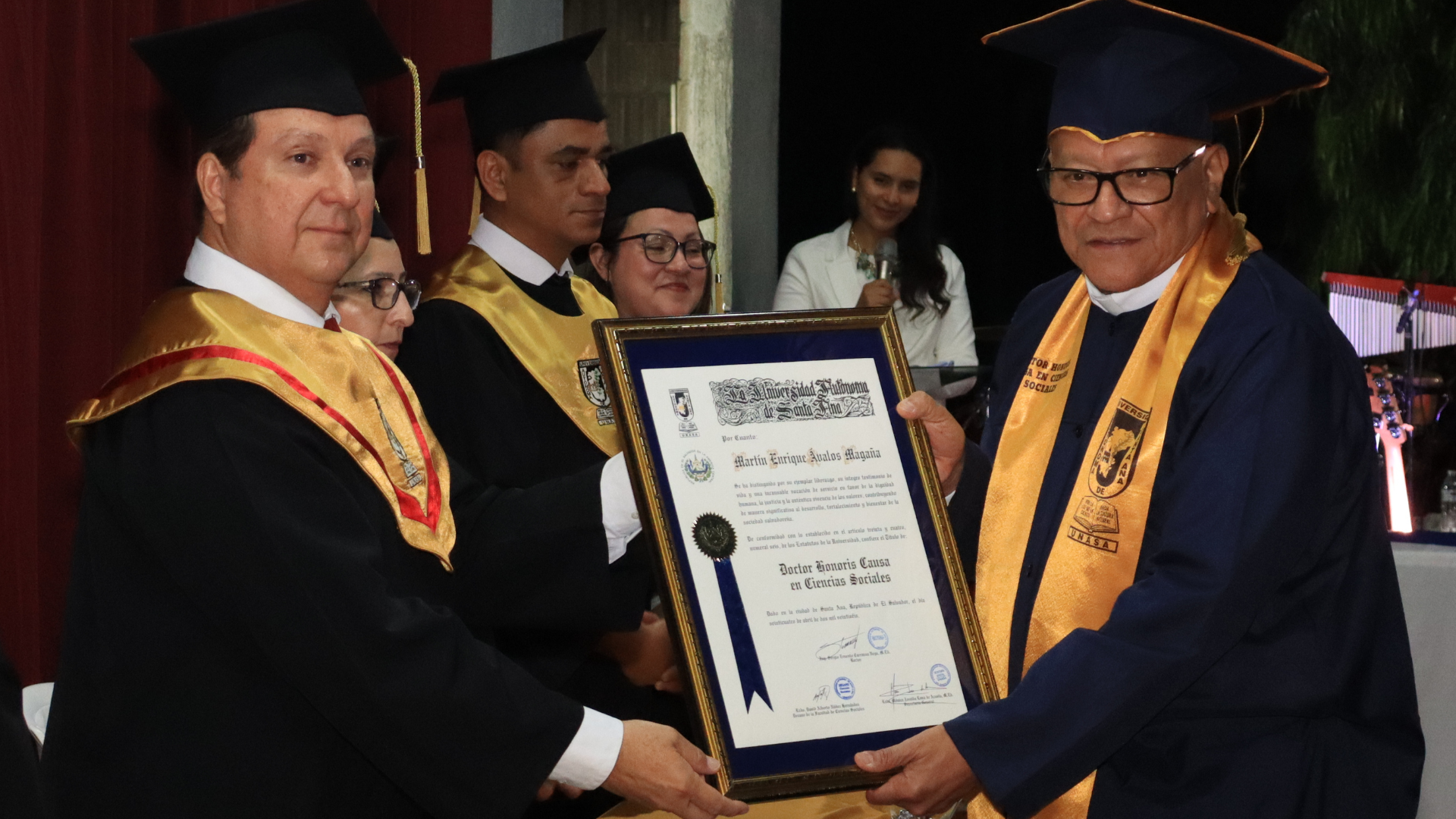 UNASA otorga Doctorado Honoris Causa al Pbro. Martín Ávalos por su impacto social en El Salvador