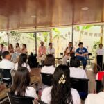 Poetas de cuatro países comparten sus versos con adultos mayores y jóvenes en Santa Ana