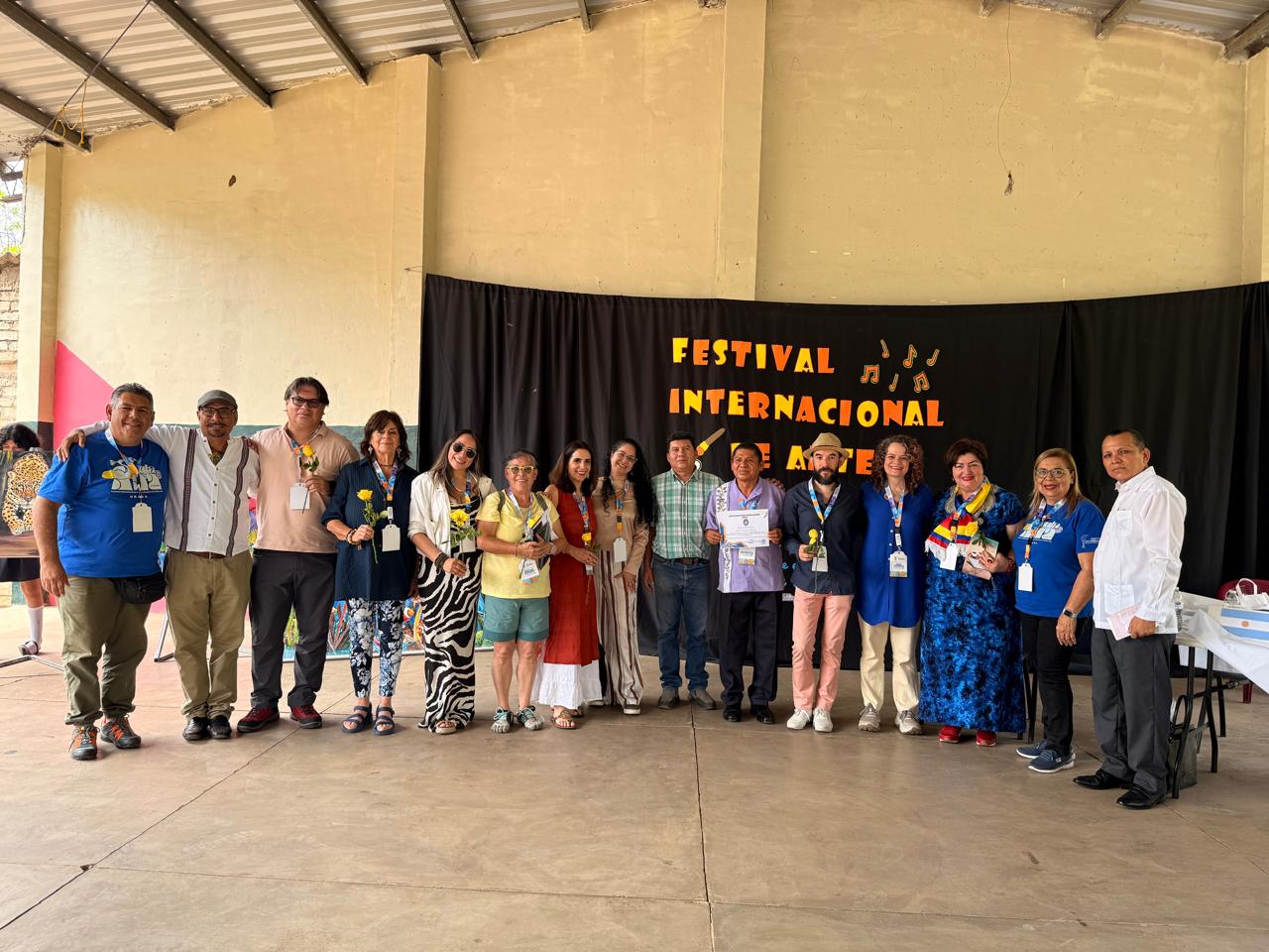 Poetas internacionales llevan arte y literatura a escuela de Atiquizaya