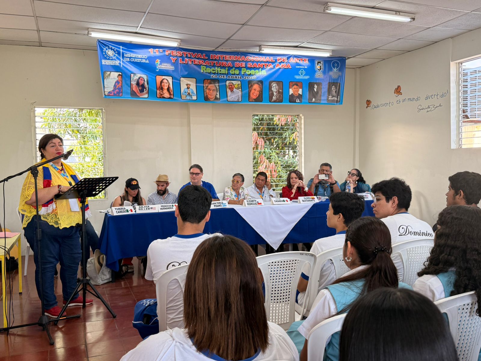 Cuatro países, una sola voz: Once poetas internacionales despiden festival de UNASA entre versos y abrazos