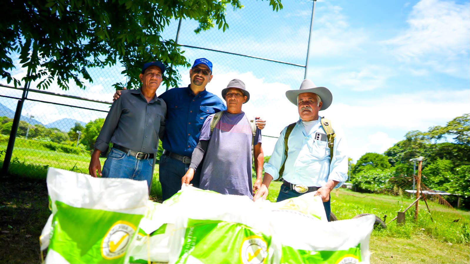 Entregan insumos agrícolas a más de 500 productores de Santa Ana Centro