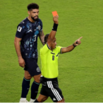 Iván Barton marca un hecho histórico con la primera tarjeta roja bajo la nueva regla FIFA