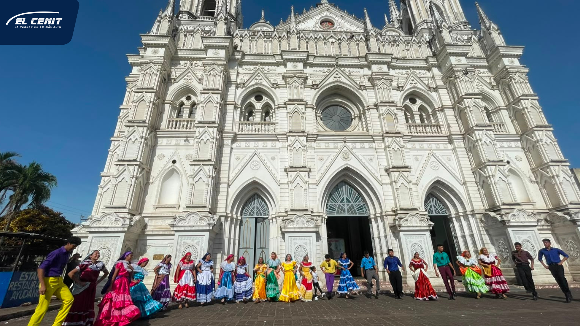 Ballet Xochiquetzal llena de tradición el atrio de Catedral durante las Fiestas Julianas