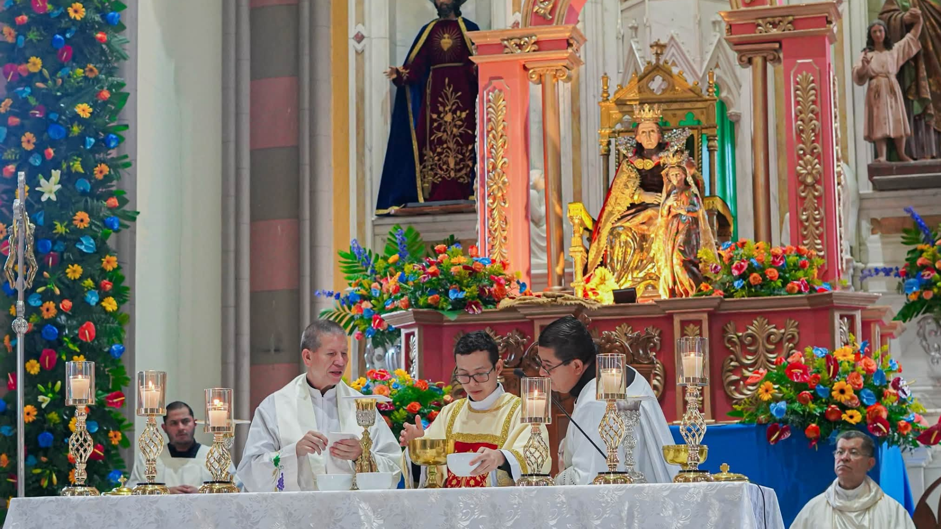 La devoción marcó el cierre de las Fiestas Julias con la procesión de Señora Santa Ana