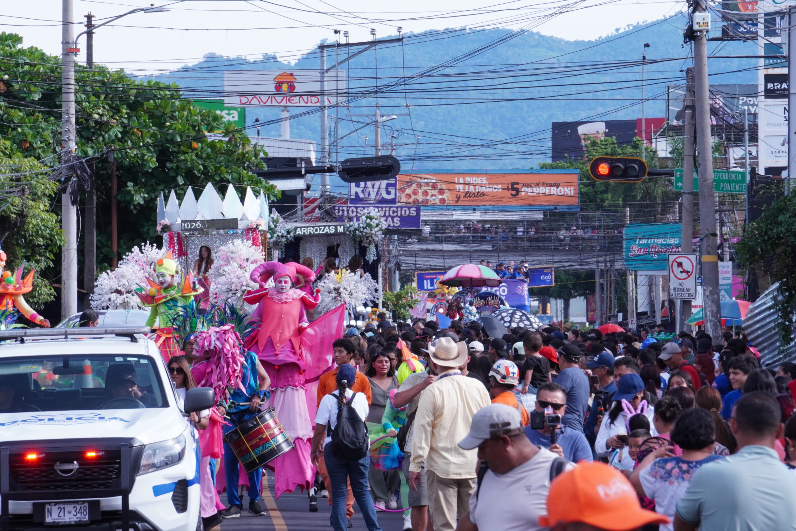 Color, música y tradición inauguran las Fiestas Julias con el Desfile del Correo