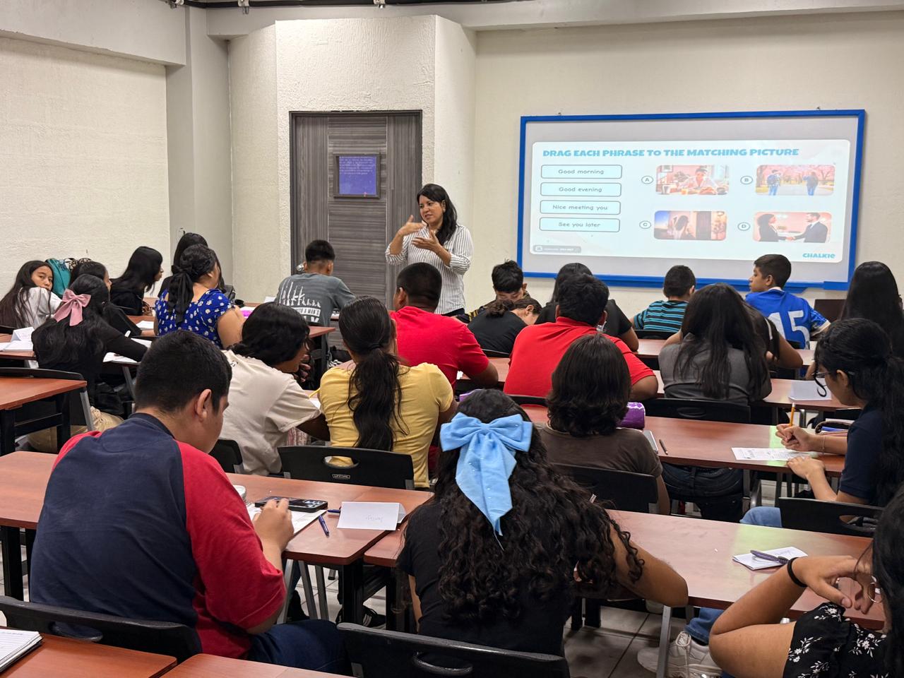 Leadership Lab abre nuevas oportunidades para los adolescentes al incorporar clases de inglés a su programa