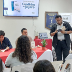 Carlos Baldelomar comparte su experiencia literaria con estudiantes a través de su libro Condición de Pájaro