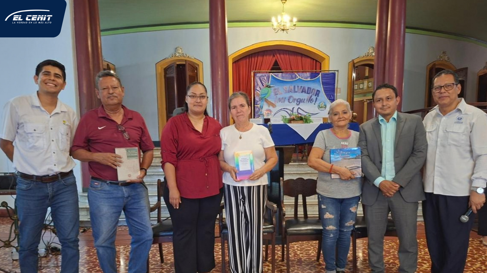 La memoria de las fiestas patrias reunió a generaciones en el Teatro Nacional de Santa Ana
