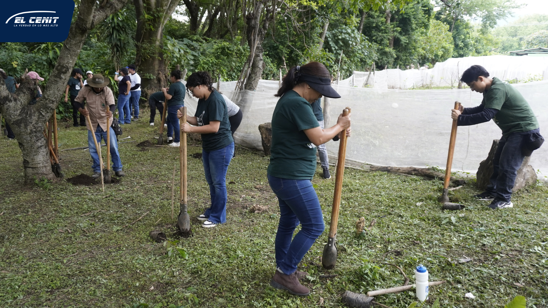 150 árboles para el Lago de Coatepeque, la huella ecológica del Proyecto Verde de UNASA en coordinación con Fundación Coatepeque