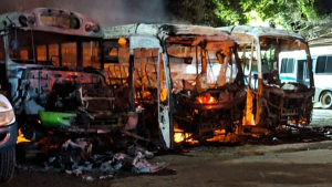 Incendio en predio de la ruta 235 deja tres autobuses destruidos